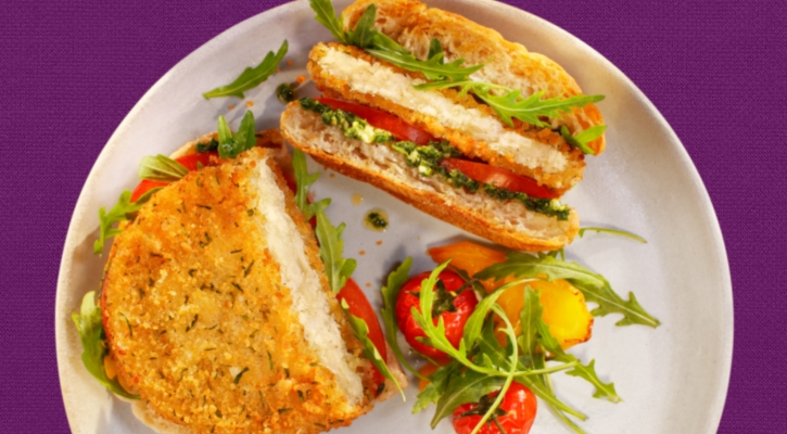 Mozzarella Burger sur un pain ciabatta avec légumes grillés au four et pesto​