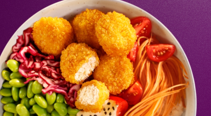Crispy Chik’n Bites dans un bol coloré avec une vinaigrette au tahini​