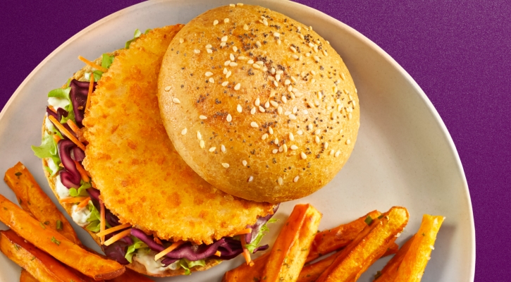 Crispy Chik'n Burger sur un pain avec une salade fraîche et des frites de patates douces