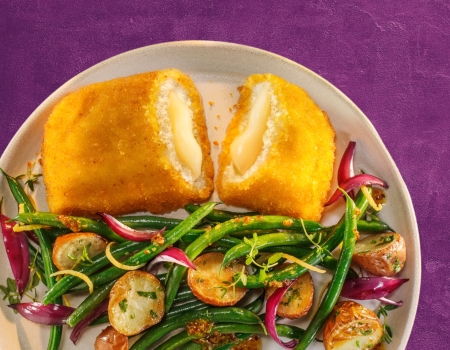 Escalope Gouda avec pommes de terre grenaille au four et salade de haricots verts tiède​