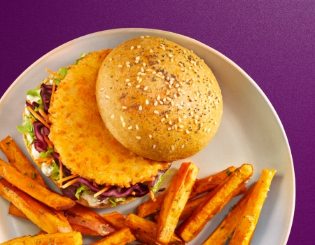 Crispy Chik'n Burger sur un pain avec une salade fraîche et des frites de patates douces